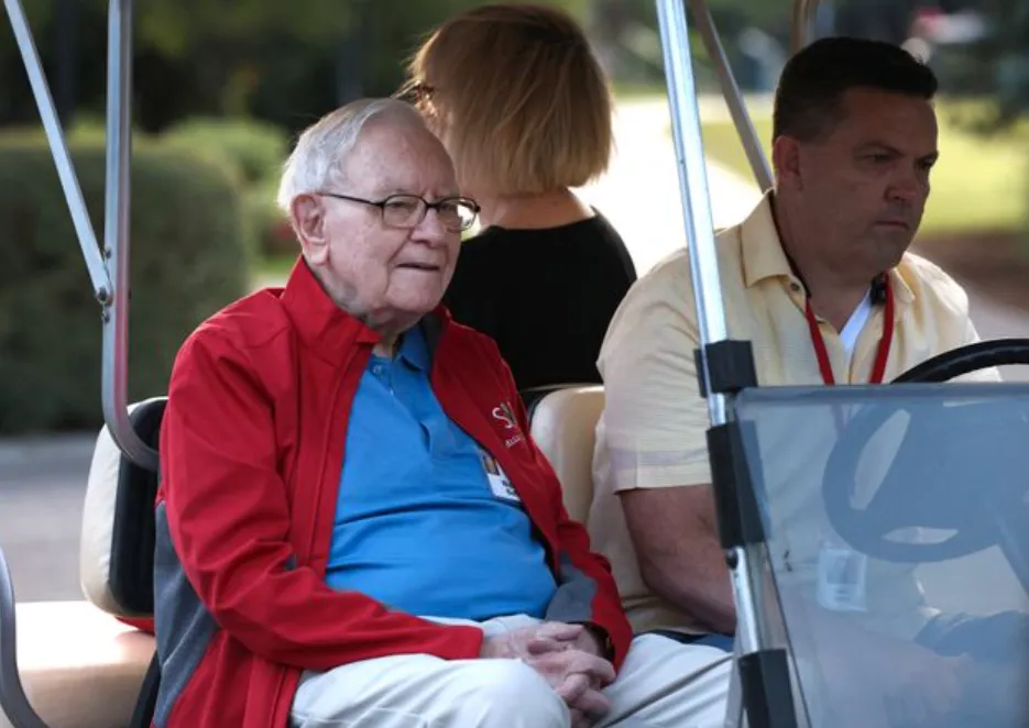 Warren Buffett's Wife Life, Love, and Legacy Behind the Oracle of Omaha (2026 Guide)