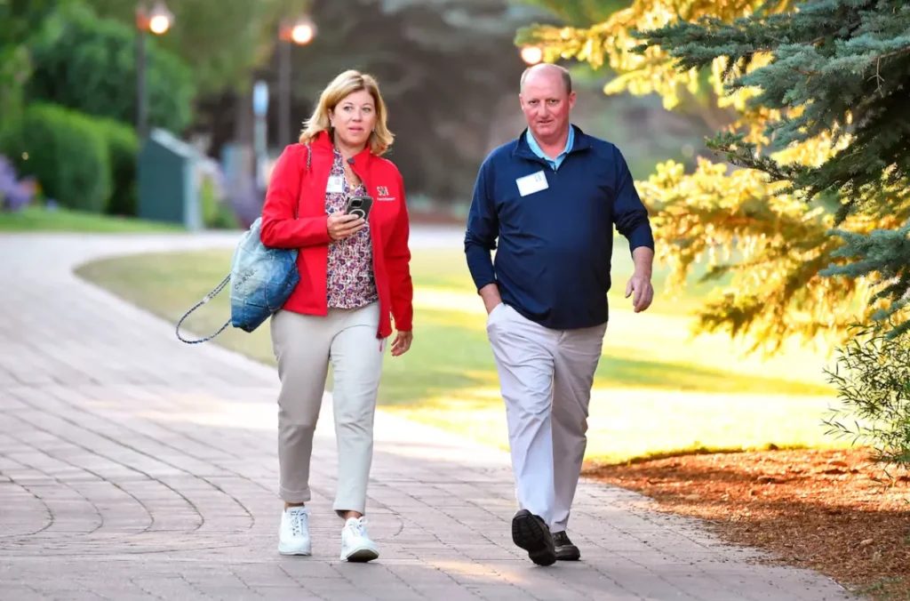 Warren Buffett's Wife Life, Love, and Legacy Behind the Oracle of Omaha (2026 Guide)