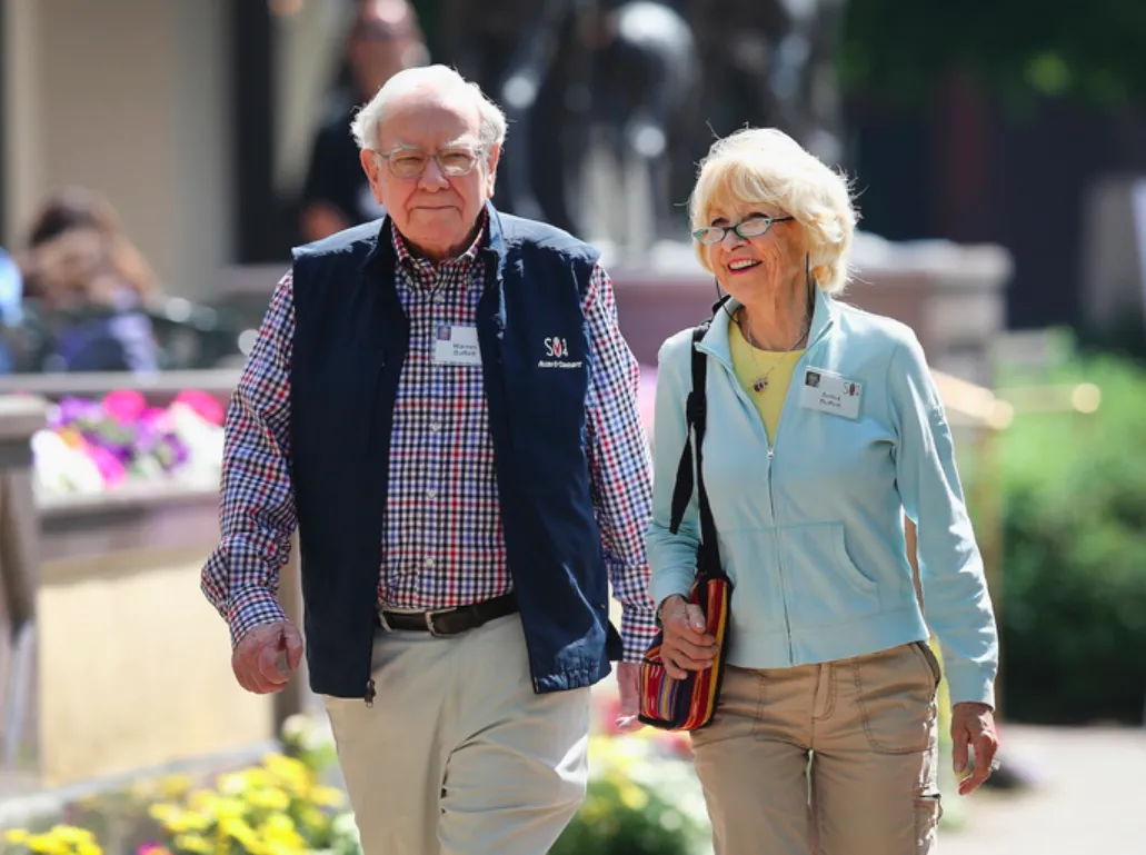 Warren Buffett's Wife Life, Love, and Legacy Behind the Oracle of Omaha (2026 Guide)